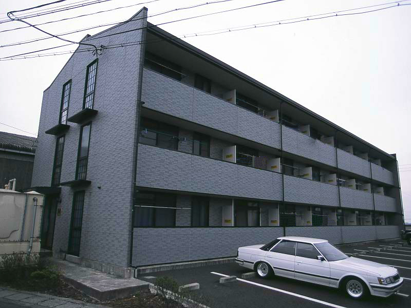 富士駅よりバス38分 築28年1ヶ月 3階建の賃貸物件