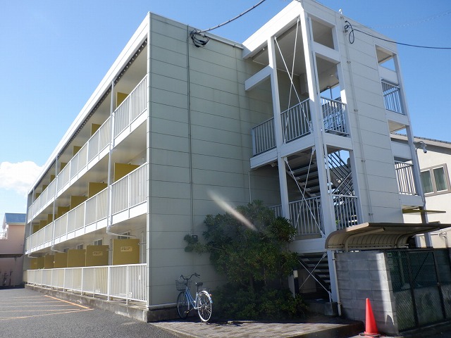 小田原駅よりバス14分 築23年4ヶ月 3階建の賃貸物件