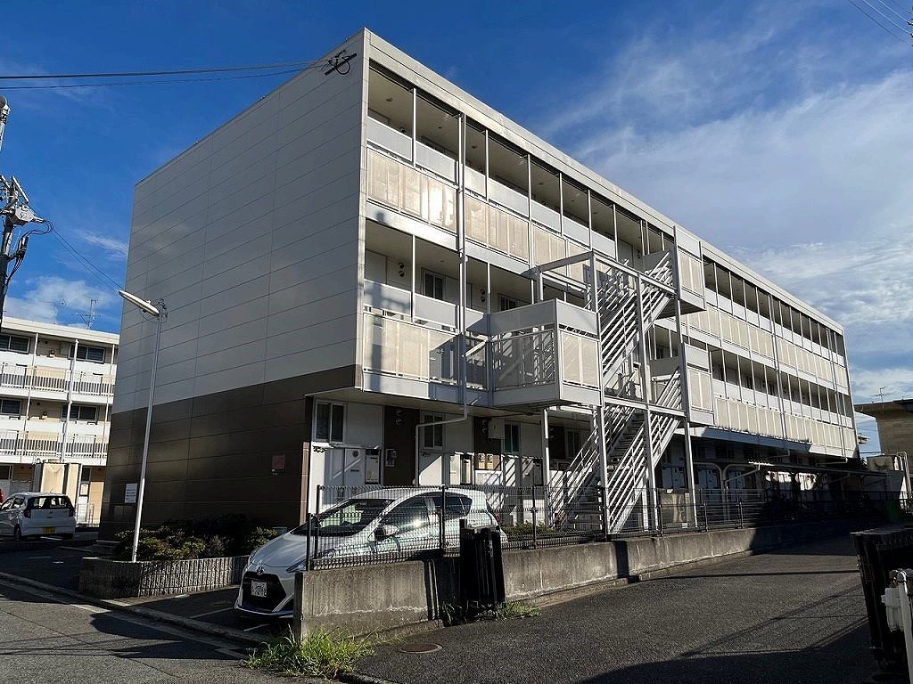 春木駅より徒歩8分 築23年8ヶ月 3階建の賃貸物件