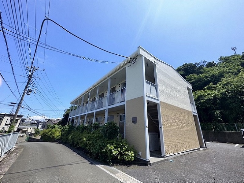 津久井浜駅より徒歩3分 築21年2ヶ月 2階建の賃貸物件