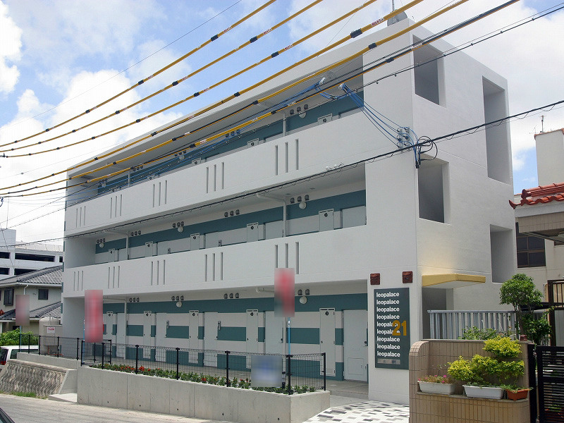 小禄駅より徒歩6分 築20年3ヶ月 3階建の賃貸物件