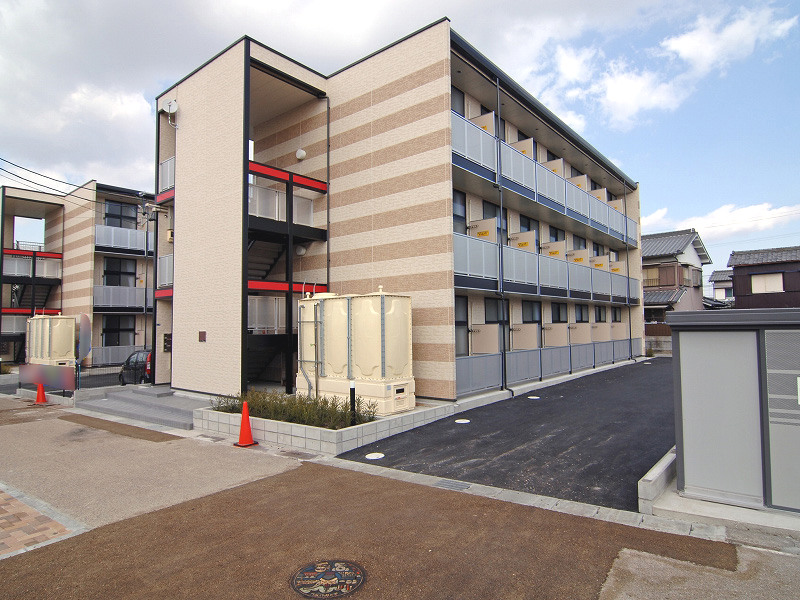 四日市駅より徒歩12分 築20年 3階建の賃貸物件