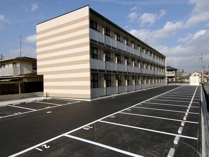 伊勢松本駅より徒歩10分 築19年1ヶ月 3階建の賃貸物件