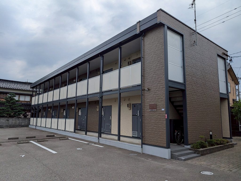 金沢駅よりバス30分 築19年 2階建の賃貸物件