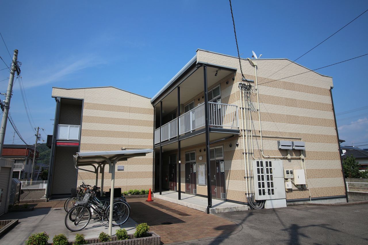 松山駅よりバス18分 築19年1ヶ月 2階建の賃貸物件