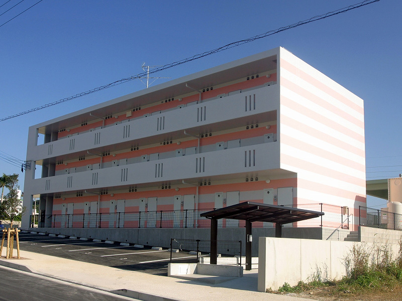 県庁前駅よりバス48分 築18年10ヶ月 3階建の賃貸物件