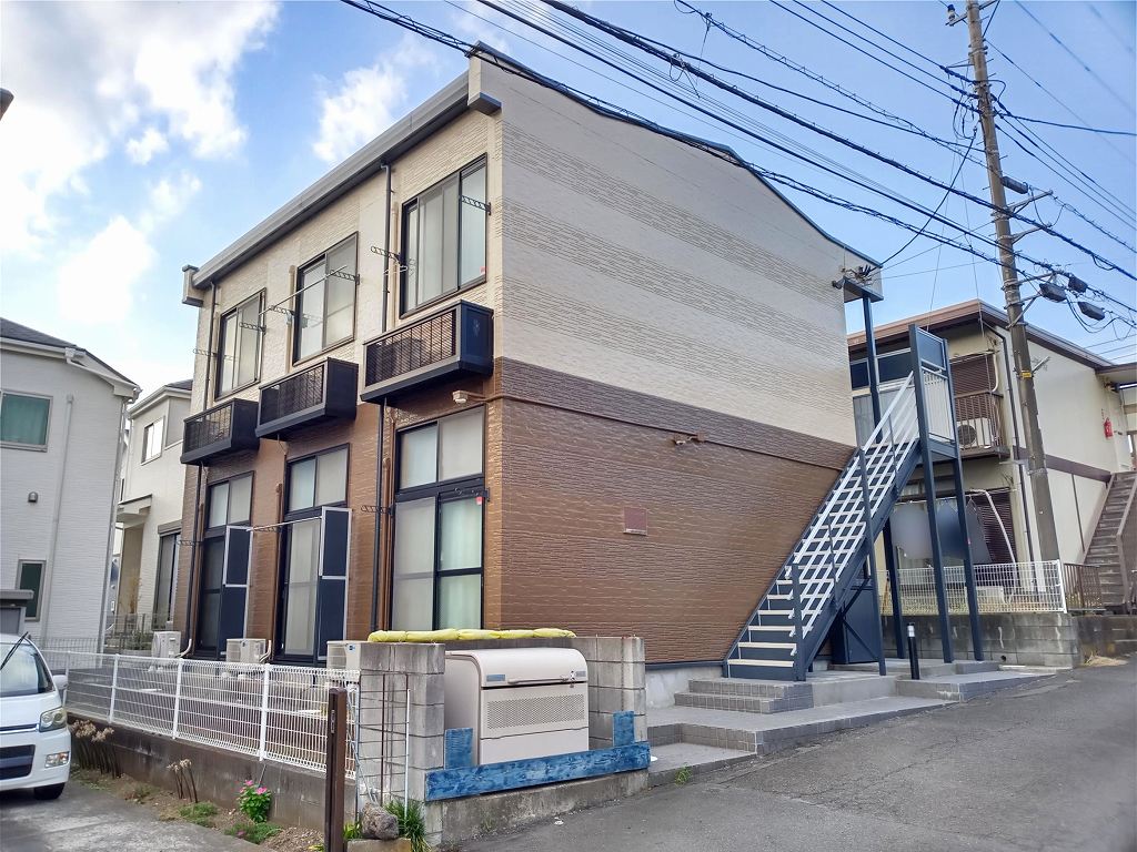 愛甲石田駅よりバス11分 築18年9ヶ月 2階建の賃貸物件