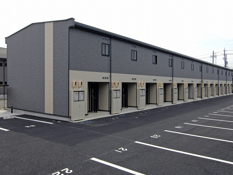 鈴鹿市駅よりバス8分 築18年4ヶ月 2階建の賃貸物件