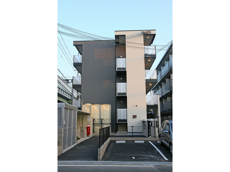 天下茶屋駅より徒歩16分 築18年4ヶ月 4階建の賃貸物件