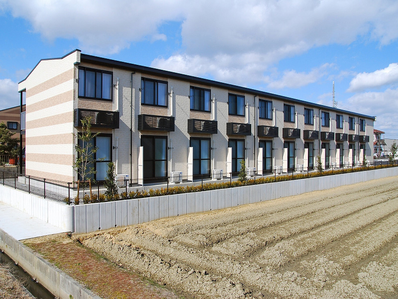 鈴鹿市駅よりバス9分 築17年10ヶ月 2階建の賃貸物件