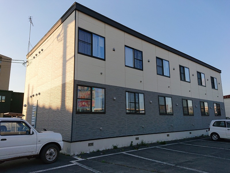 苫小牧駅よりバス10分 築18年3ヶ月 2階建の賃貸物件