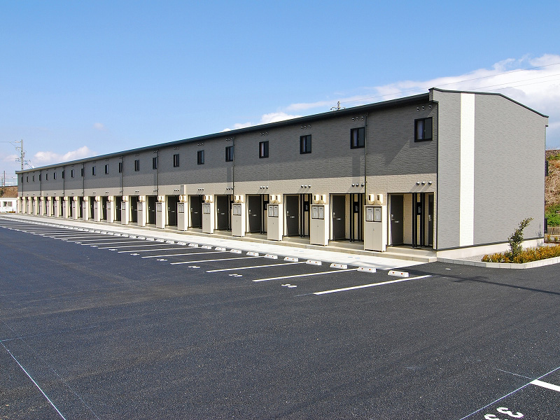 鈴鹿市駅よりバス9分 築17年10ヶ月 2階建の賃貸物件