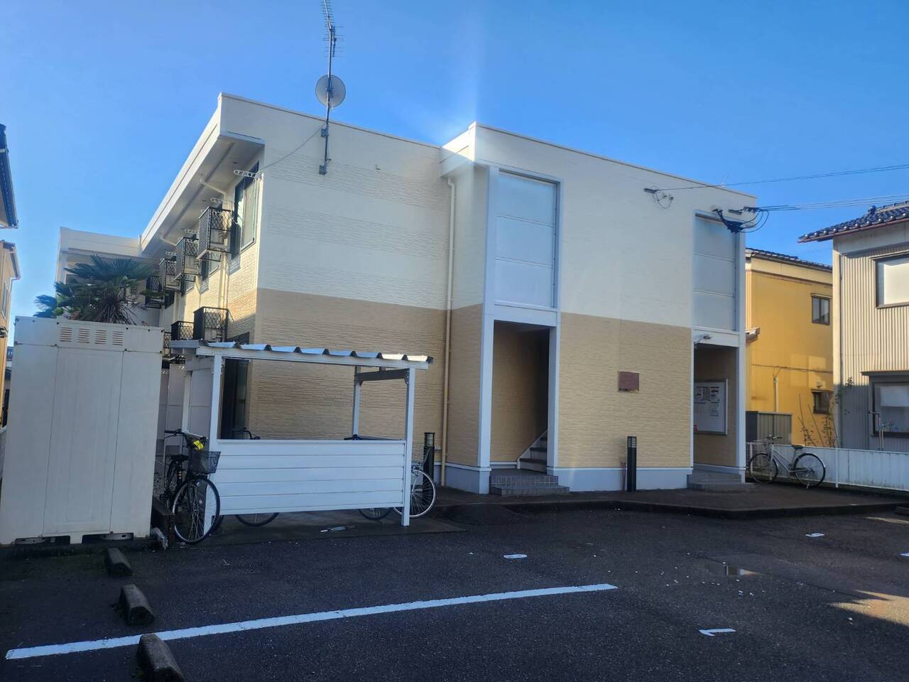 小松駅よりバス6分 築18年3ヶ月 2階建の賃貸物件