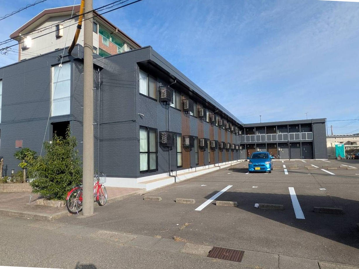 加賀温泉駅よりバス7分 築18年1ヶ月 2階建の賃貸物件