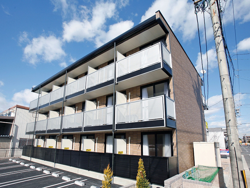 上飯田駅より徒歩14分 築18年 3階建の賃貸物件