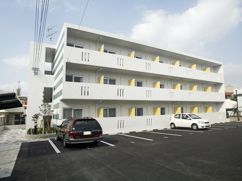 県庁前駅よりバス39分 築18年 3階建の賃貸物件