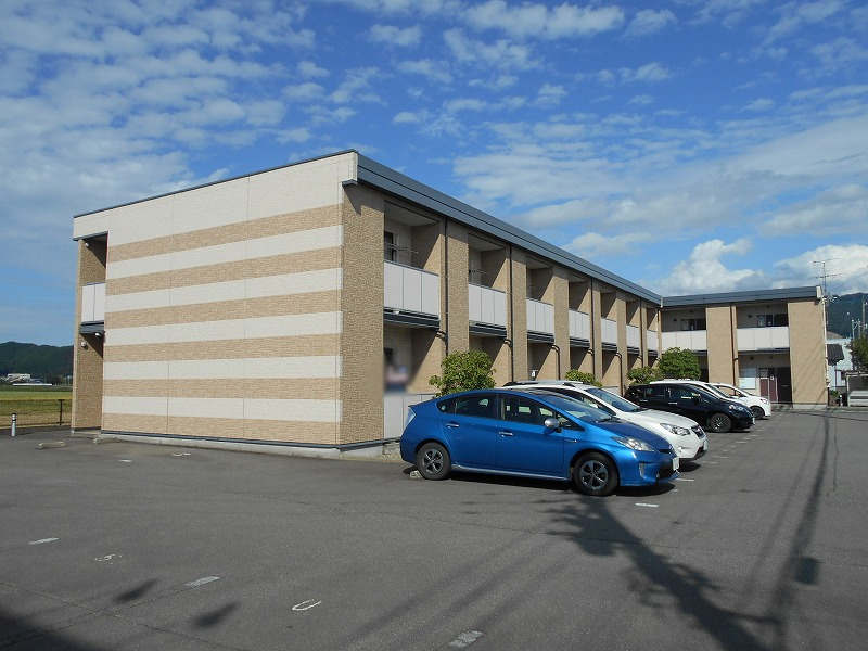 丸岡駅よりバス13分 築17年7ヶ月 2階建の賃貸物件