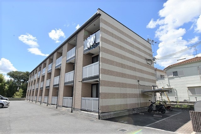 九条駅より徒歩3分 築17年 3階建の賃貸物件