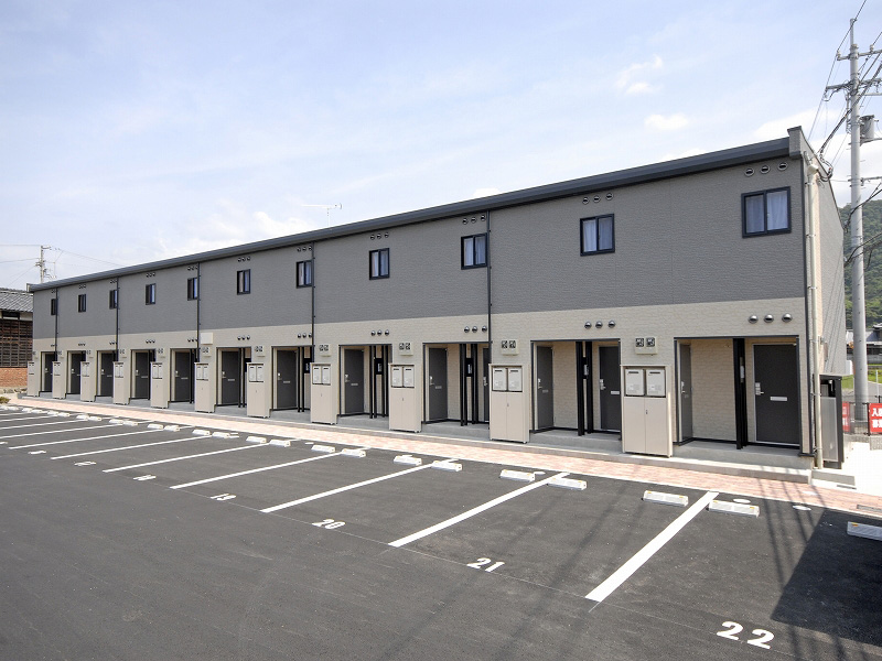 伊予西条駅よりバス12分 築17年4ヶ月 2階建の賃貸物件