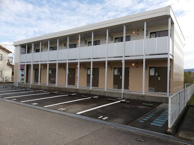 小松駅よりバス30分 築17年4ヶ月 2階建の賃貸物件