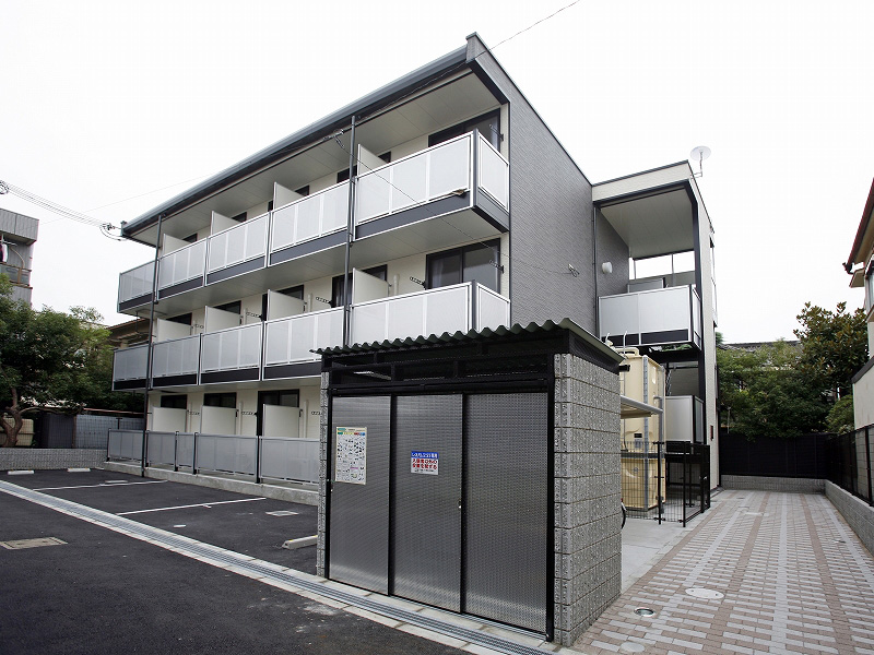 吹田駅より徒歩7分 築17年7ヶ月 3階建の賃貸物件