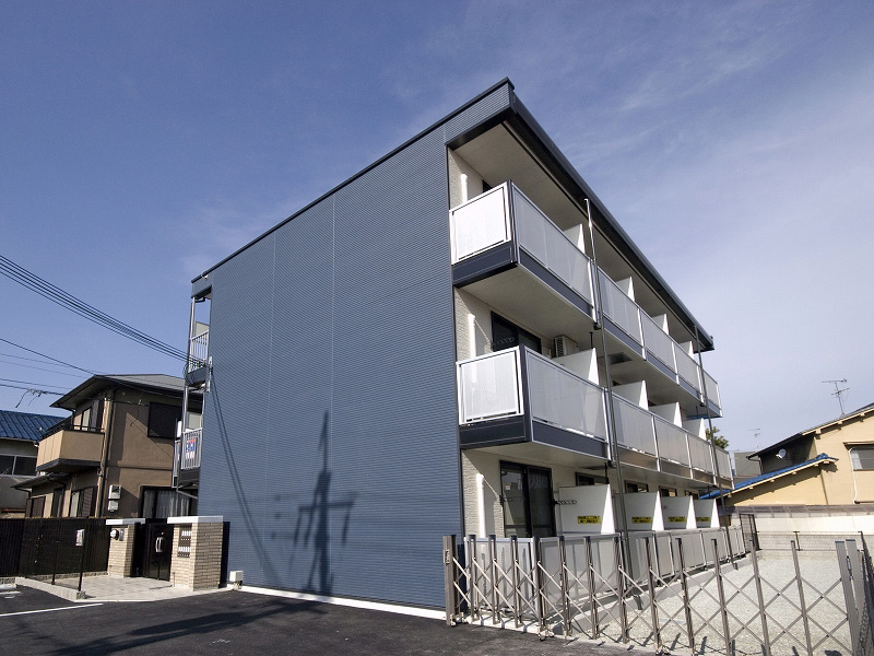 茨木市駅より徒歩14分 築17年4ヶ月 3階建の賃貸物件