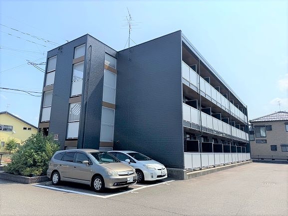 加茂駅より徒歩17分 築17年3ヶ月 3階建の賃貸物件