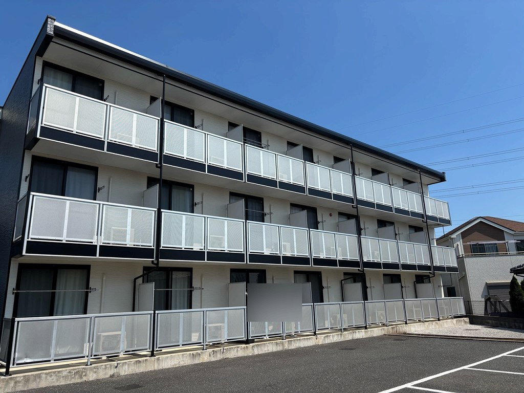 入曽駅より徒歩26分 築17年4ヶ月 3階建の賃貸物件