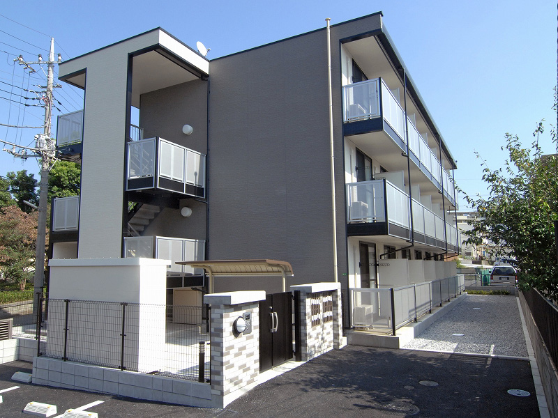 滝不動駅より徒歩27分 築17年1ヶ月 3階建の賃貸物件