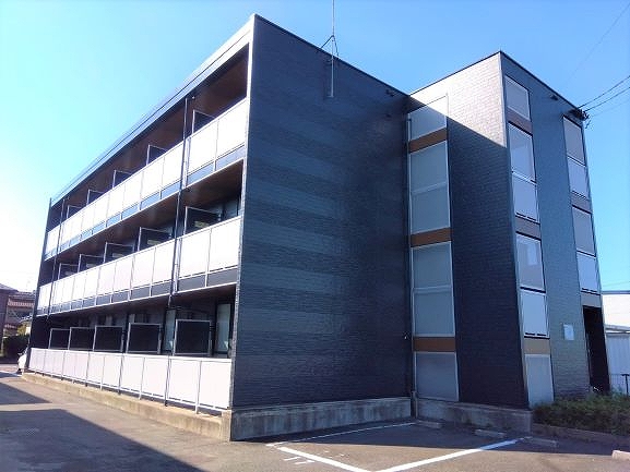 新潟駅よりバス90分 築16年9ヶ月 3階建の賃貸物件