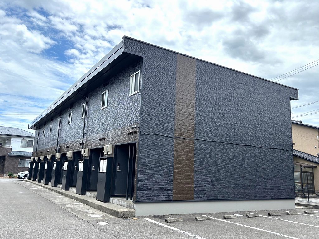 松任駅より徒歩18分 築16年10ヶ月 2階建の賃貸物件