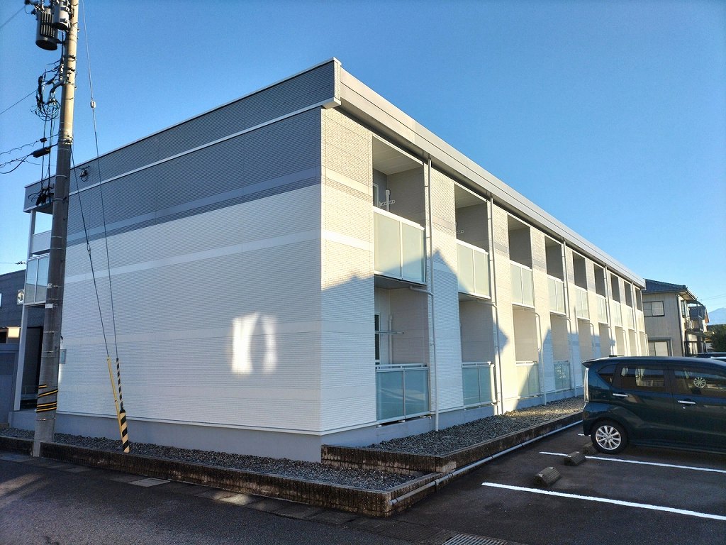 富山駅よりバス25分 築16年1ヶ月 2階建の賃貸物件