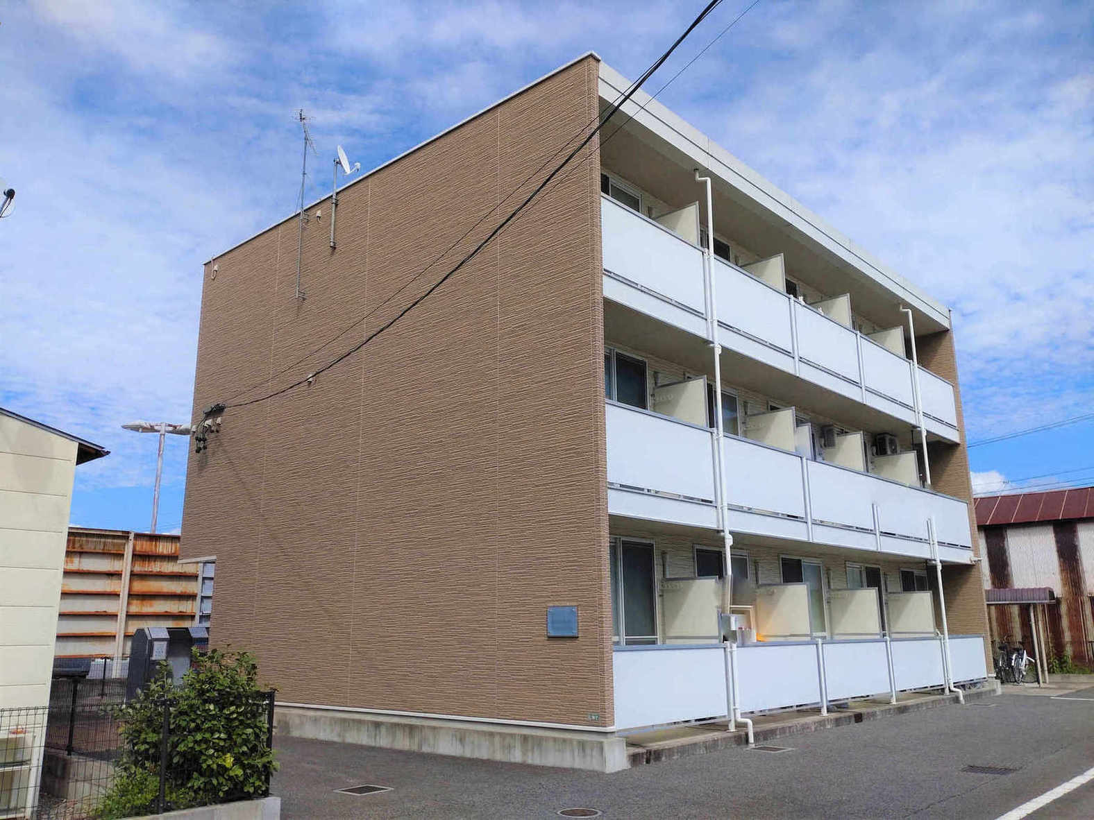 信濃国分寺駅より徒歩16分 築16年2ヶ月 3階建の賃貸物件