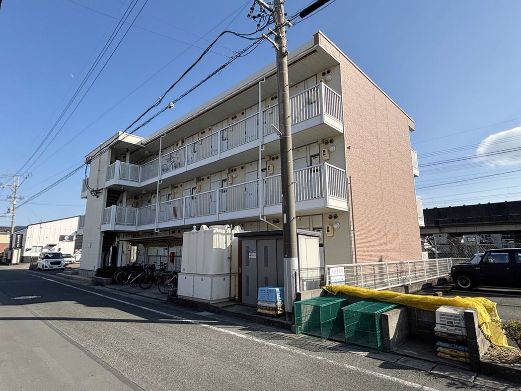 浜松駅よりバス15分 築16年9ヶ月 3階建の賃貸物件