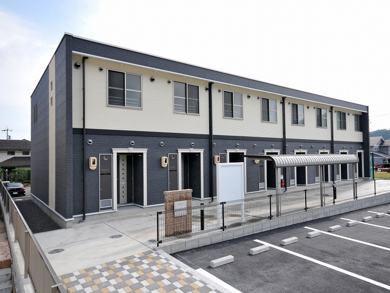 桑名駅よりバス15分 築16年3ヶ月 2階建の賃貸物件