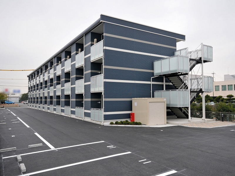 南日永駅より徒歩11分 築15年8ヶ月 3階建の賃貸物件