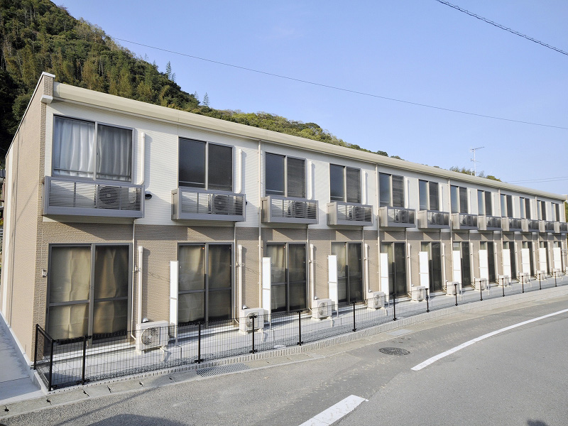 高知駅より徒歩42分 築15年10ヶ月 2階建の賃貸物件