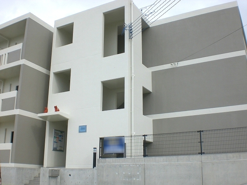 古島駅よりバス28分 築15年5ヶ月 3階建の賃貸物件