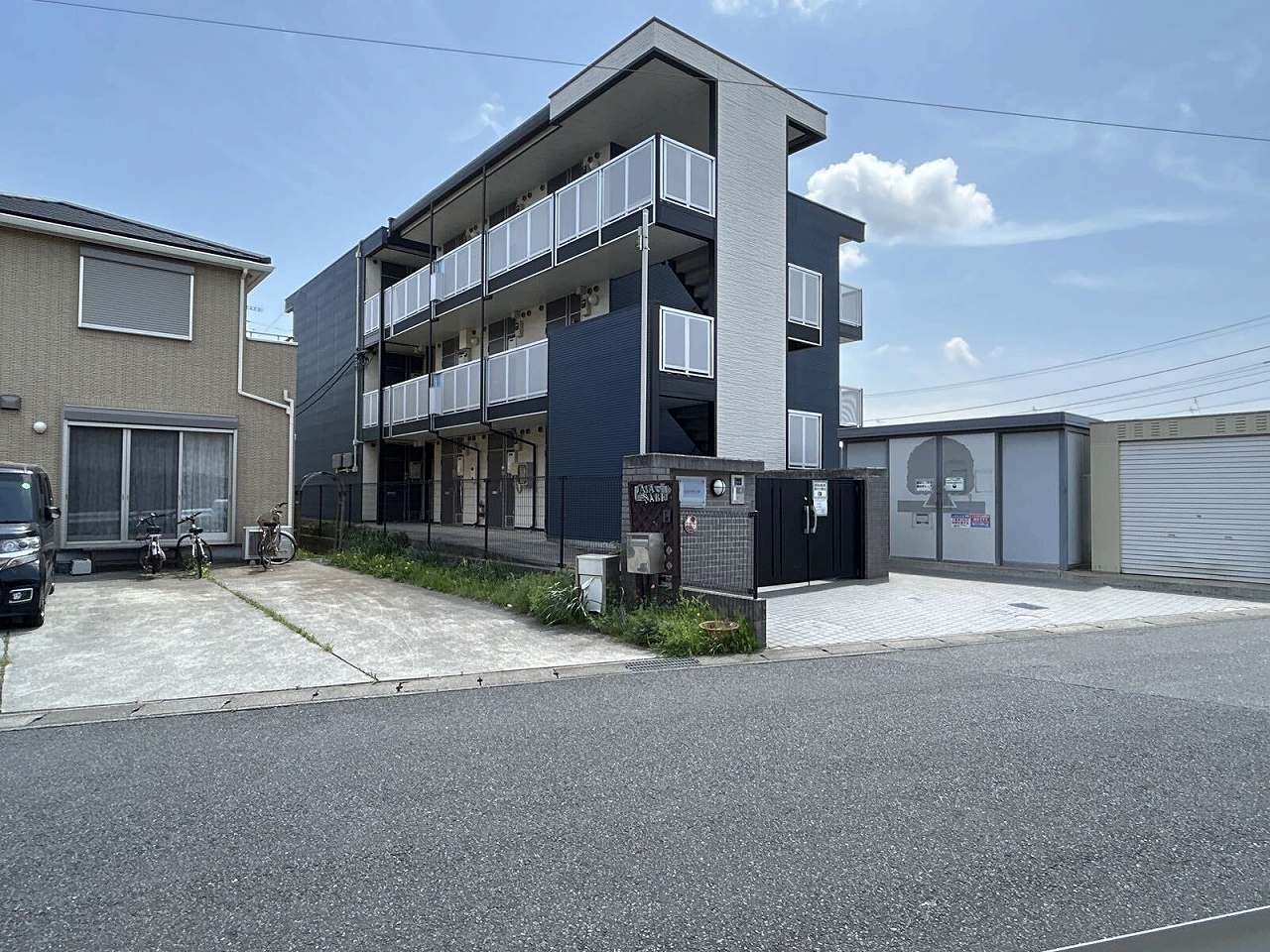 松飛台駅より徒歩4分 築15年1ヶ月 3階建の賃貸物件