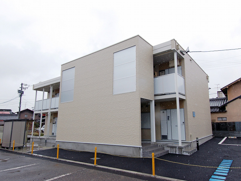 豊科駅より徒歩3分 築15年9ヶ月 2階建の賃貸物件
