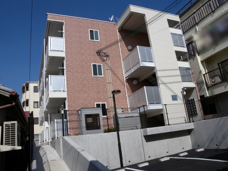 摩耶駅より徒歩6分 築15年10ヶ月 3階建の賃貸物件