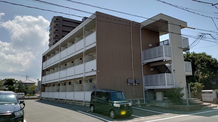 松江駅よりバス12分 築15年9ヶ月 3階建の賃貸物件