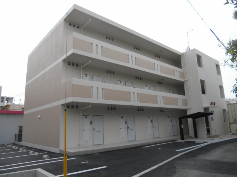 県庁前駅よりバス33分 築13年10ヶ月 3階建の賃貸物件