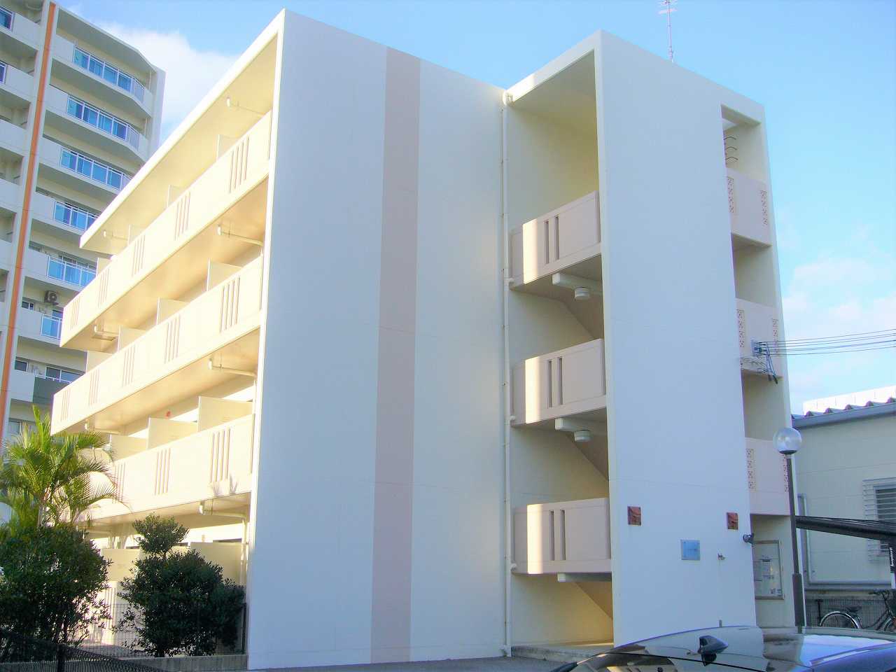 県庁前駅よりバス54分 築13年7ヶ月 4階建の賃貸物件