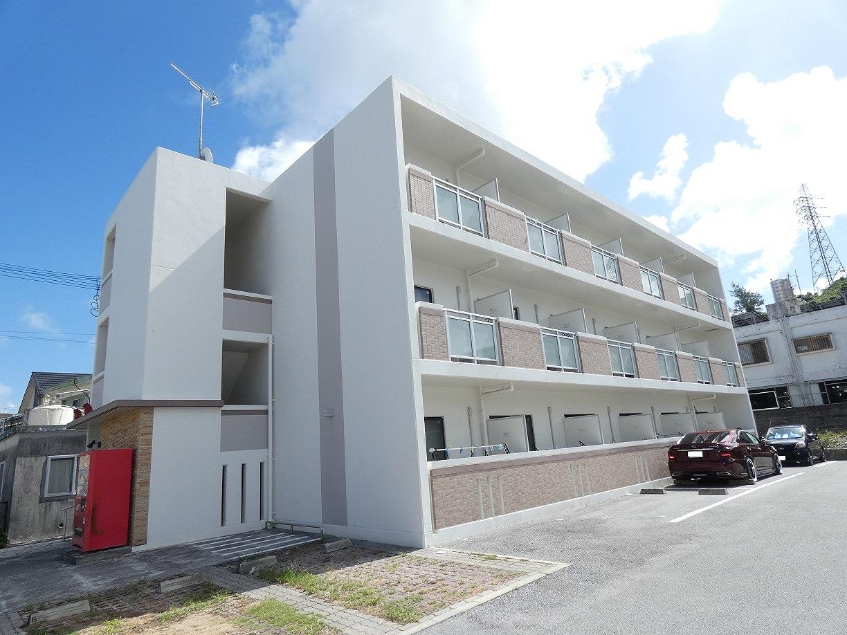 県庁前駅よりバス61分 築10年10ヶ月 3階建の賃貸物件