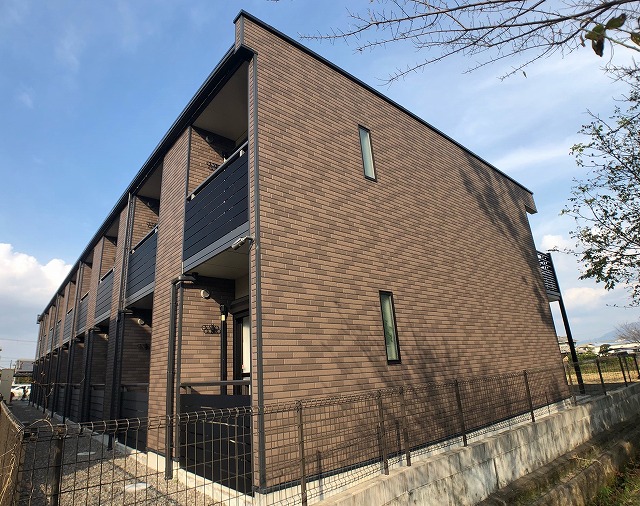 近鉄御所駅より徒歩9分 築9年8ヶ月 2階建の賃貸物件