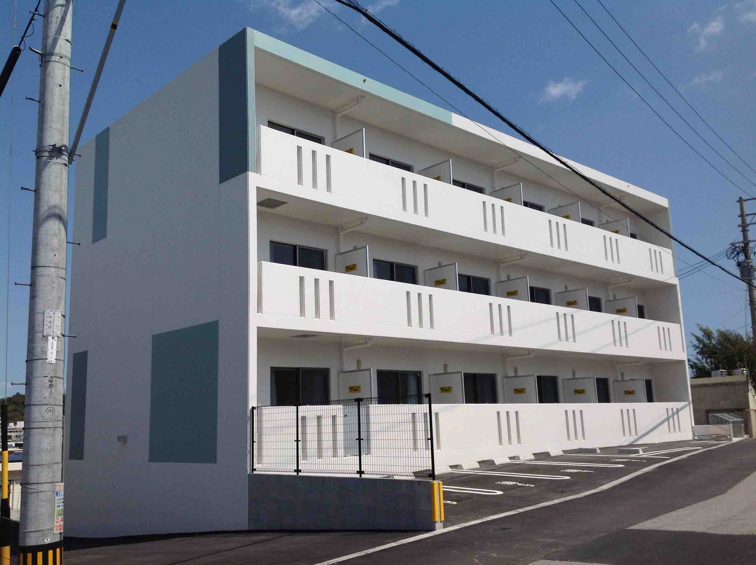 県庁前駅よりバス17分 築8年10ヶ月 3階建の賃貸物件