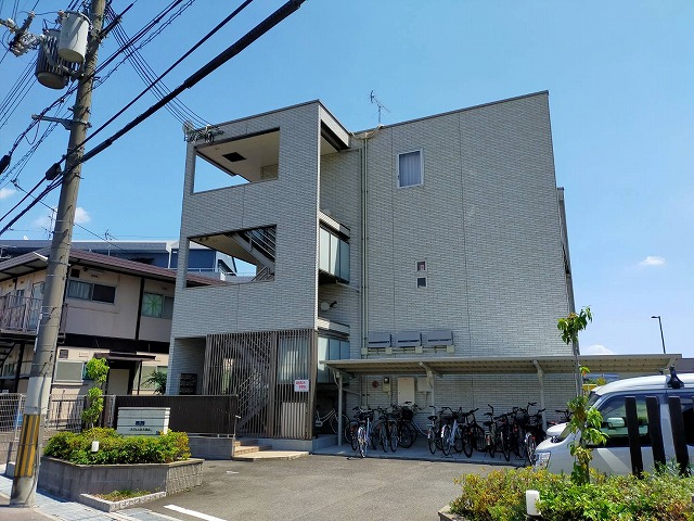 千里丘駅より徒歩14分 築9年2ヶ月 3階建の賃貸物件