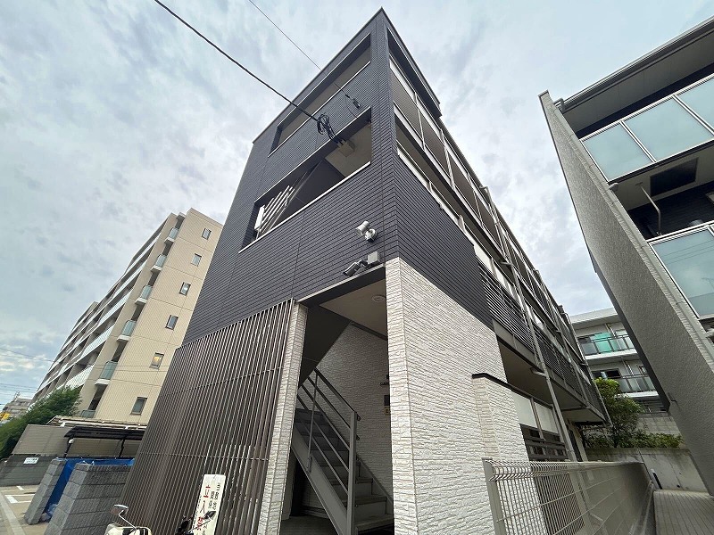 野方駅より徒歩15分 築8年7ヶ月 3階建の賃貸物件