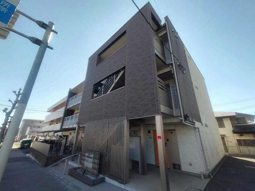 牛浜駅より徒歩10分 築9年2ヶ月 3階建の賃貸物件